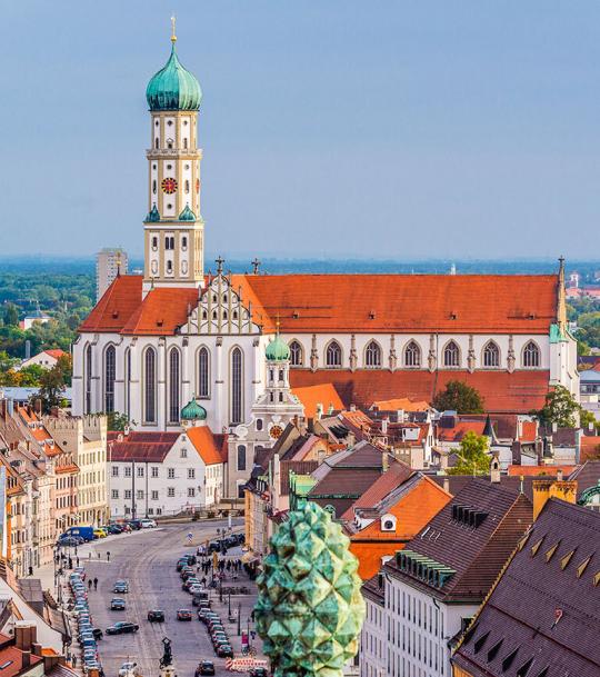 Augsburg mit Blick von der Maximilianstraße auf die Kirche von St. Ulrich